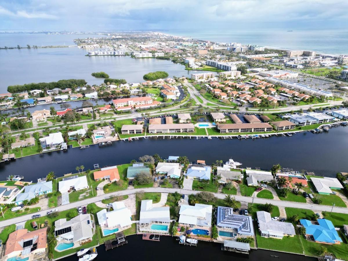 Dolphin Cove In Cocoa Beach Fl Exterior photo