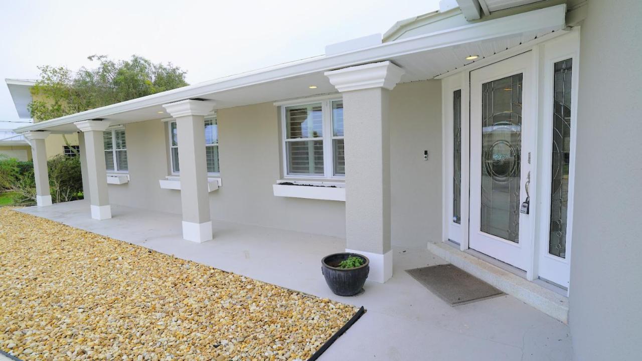 Dolphin Cove In Cocoa Beach Fl Exterior photo
