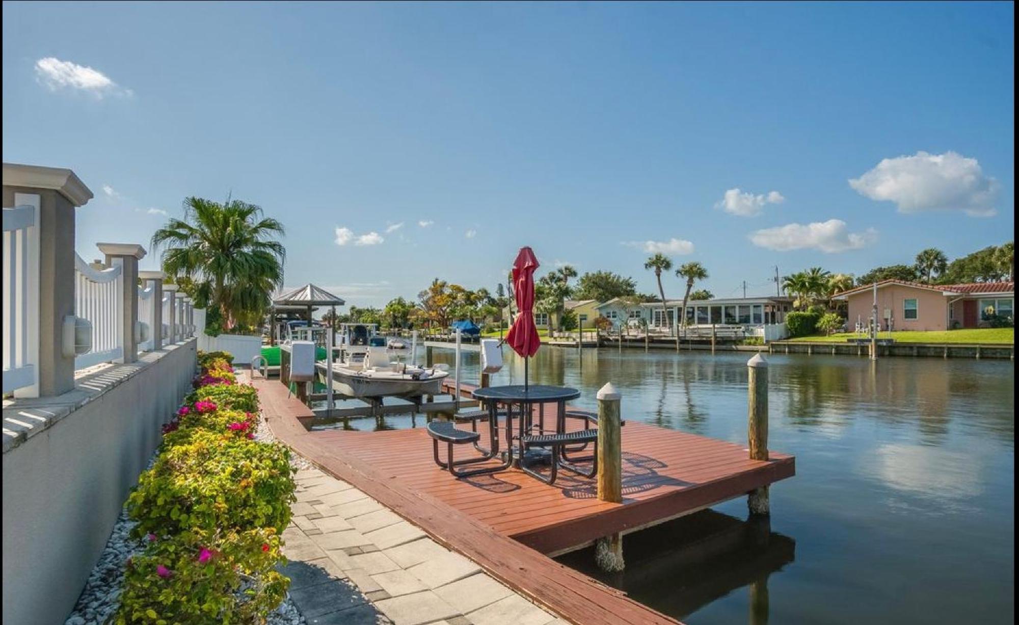 Dolphin Cove In Cocoa Beach Fl Exterior photo